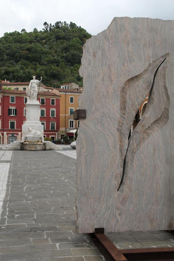 La Porta Sui Monti Di Luna Carrara Bagian luar foto