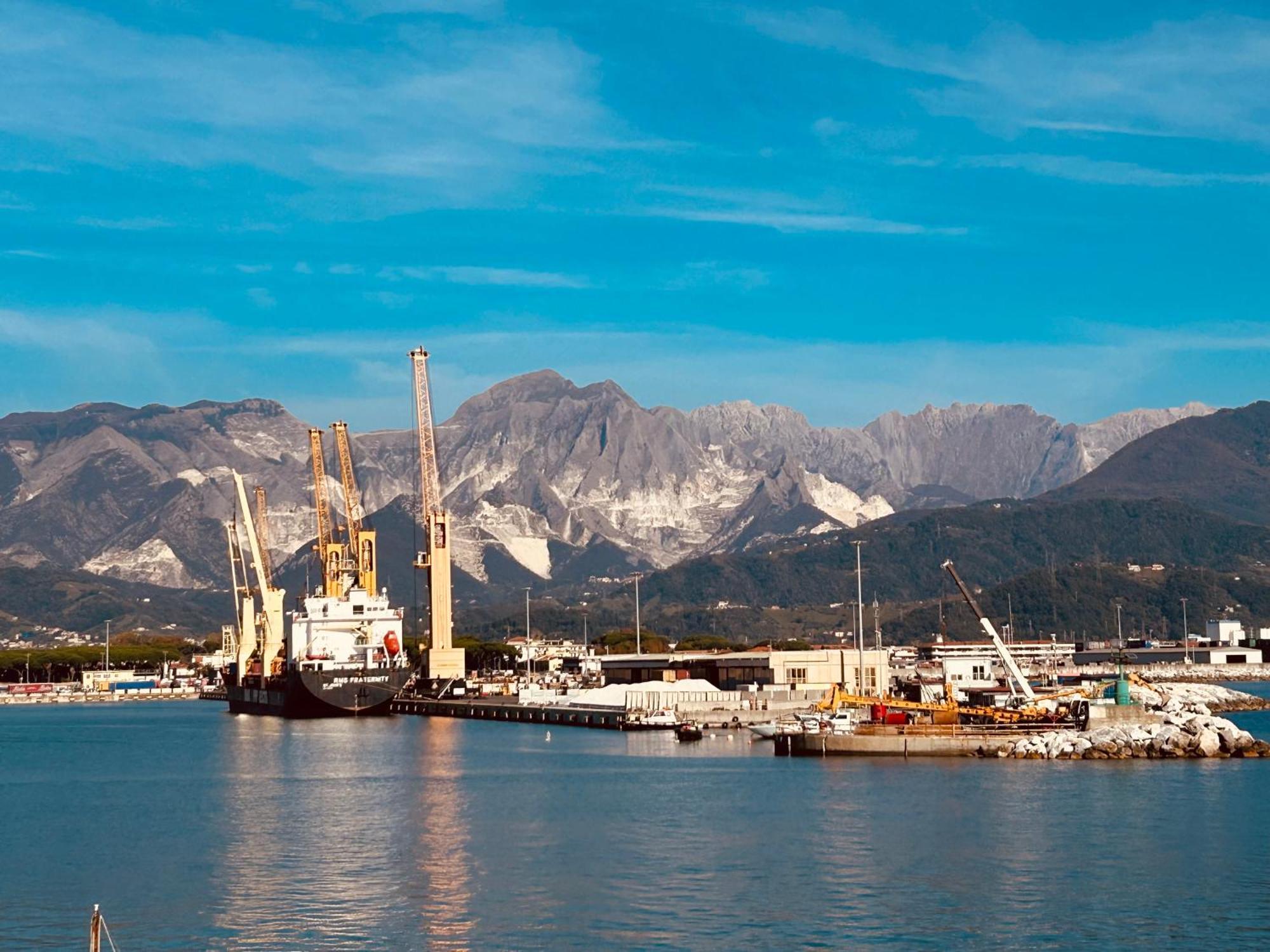 La Porta Sui Monti Di Luna Carrara Bagian luar foto